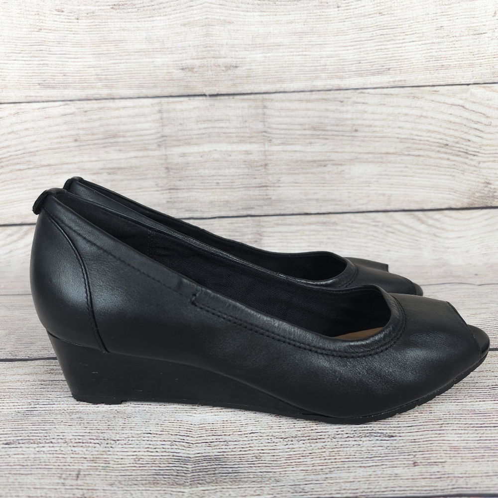 Clarks Artisan Vendra Daisy Womens Black Peep Toe Low Wedge Pump Heels